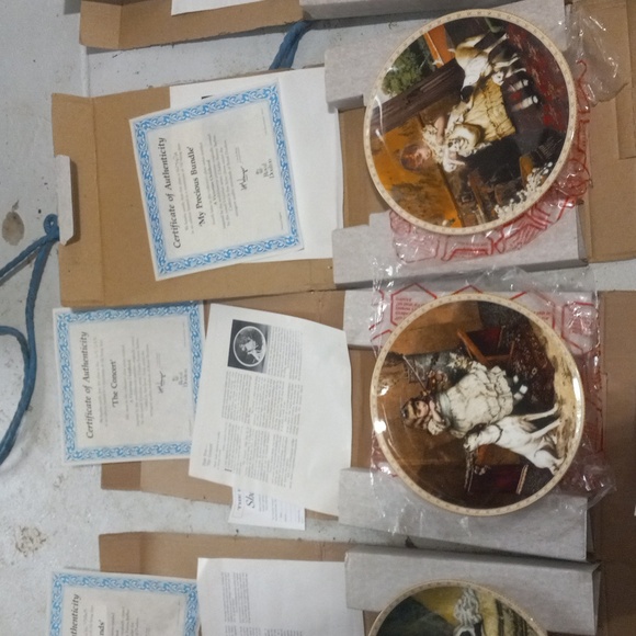 Lot of 8 vintage collectable plates. - Picture 2 of 4